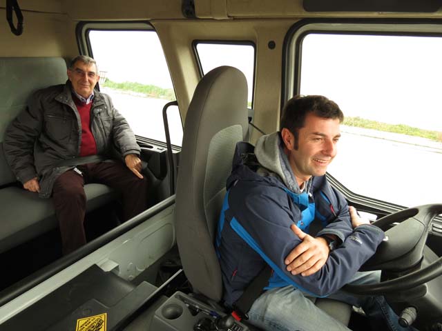 Dos generaciones, Bernardo y Fernando, nos permiten ver la evolución en la formación del camionero.